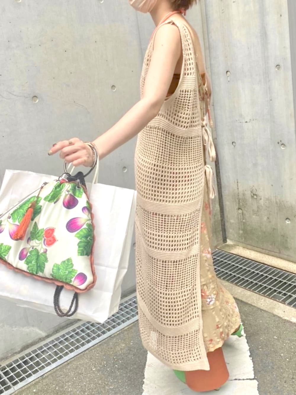 「大人カジュアル、今日のコーデ、古着MIX、Ray BEAMS、夏コーデ、メッシュトップス、メッシュ、おしゃれさんと繋がりたい、スラックス、花柄ワンピース、骨格ナチュラル、ベージュ、オレンジ、バックスタイル、KBF」｜「KBFのマルチWAYメッシュ編みジレワンピース（ワンピース、ブラウン系）」を使った、みにゃぞーさん（レディース・162cm）の夏コーディネートの1枚目の写真