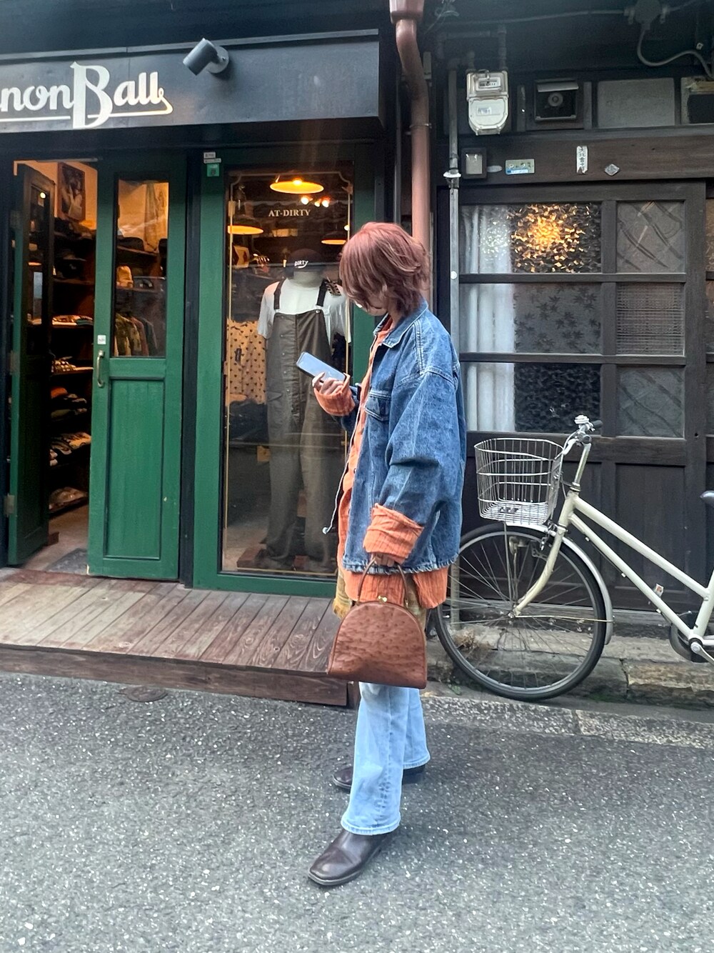 「お出かけコーデ、冬コーデ、デニムジャケット、がま口バッグ、オーバーサイズ、厚底シューズ、巻きスカート、リーバイス、デニムコーデ、おしゃれさんと繋がりたい、レイヤードスタイル、ショートヘア、オトナ女子、オレンジ、ブーツスタイル」｜「Levi'sの【ヴィンテージ古着】90's Levi's/リーバイス "70507" デニムジャケット（デニムジャケット、ブルー系）」を使った、みにゃぞーさん（レディース・162cm）の冬コーディネートの1枚目の写真