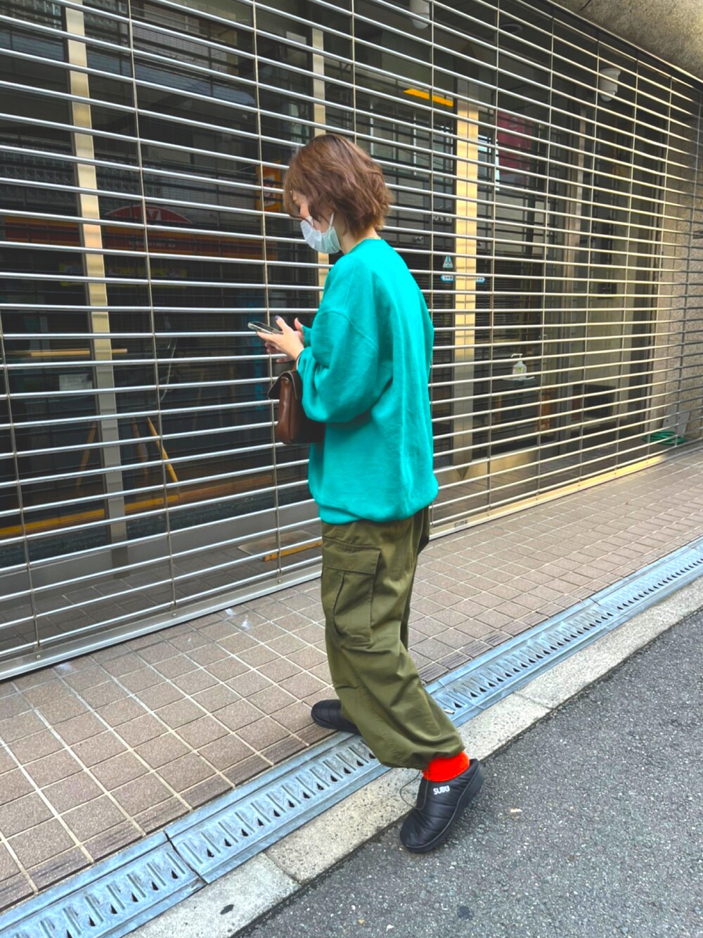 「パンツスタイル、カーゴパンツ、軍パン、スウェット、秋コーデ、高身長コーデ、おしゃれさんと繋がりたい、SUBU、靴下、休日コーデ、いいね、save、フォローお願いします🤑、ミニバッグ、カーキ」｜「GUのアイテム（カーゴパンツ、グリーン系）」を使った、みにゃぞーさん（レディース・162cm）の秋コーディネートの1枚目の写真