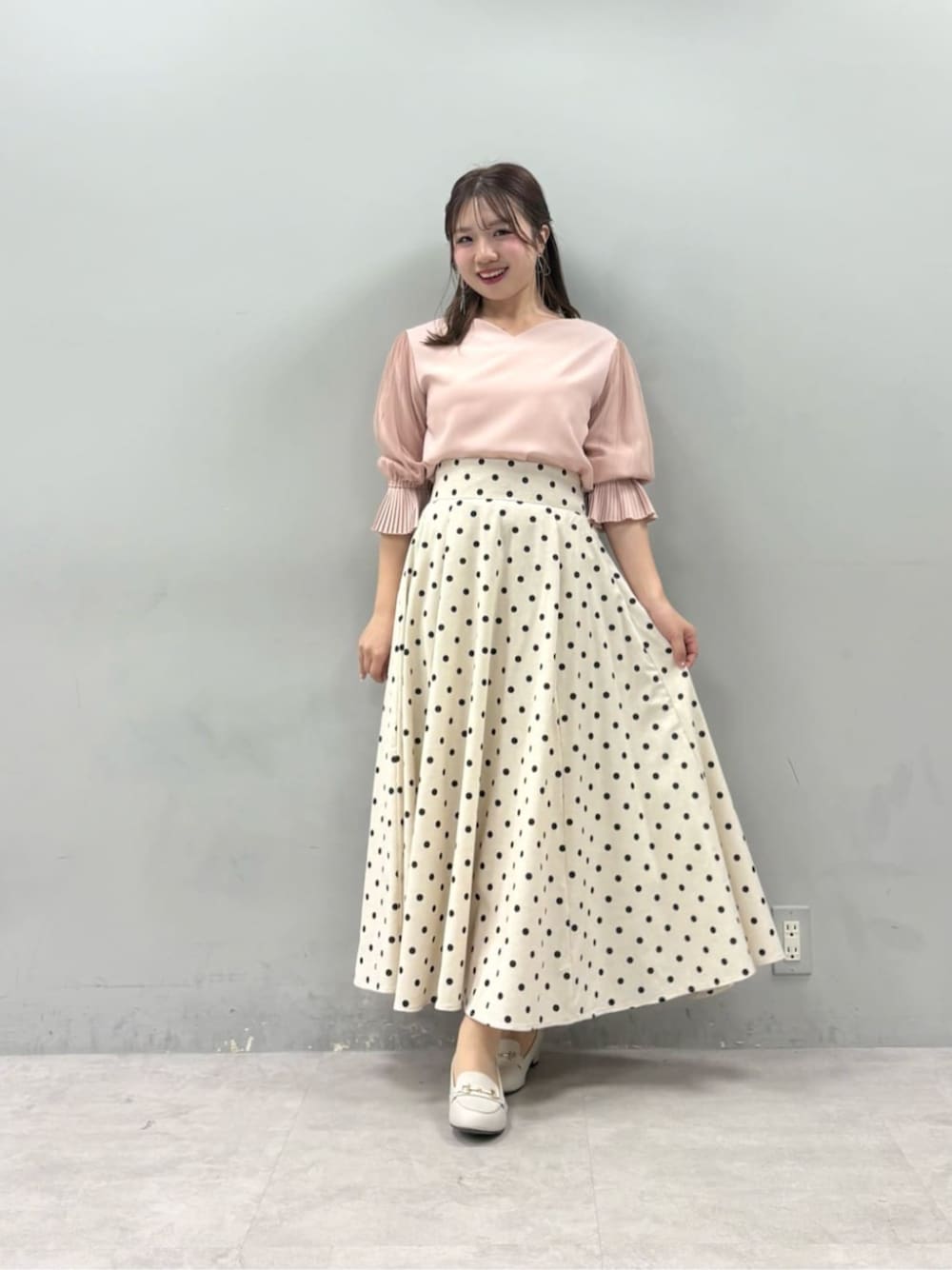 ピンク系のシャツ/ブラウスを着用したレディースの春コーディネートの1枚目の写真