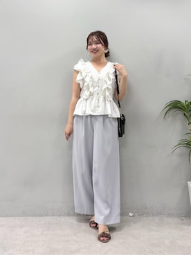 「natural couture（ナチュラルクチュール）の〈Erikoコラボ〉ラッフルフリルペプラムブラウス（シャツ/ブラウス、ホワイト系）」を使った、かなみさん（レディース・156cm）の春コーディネート