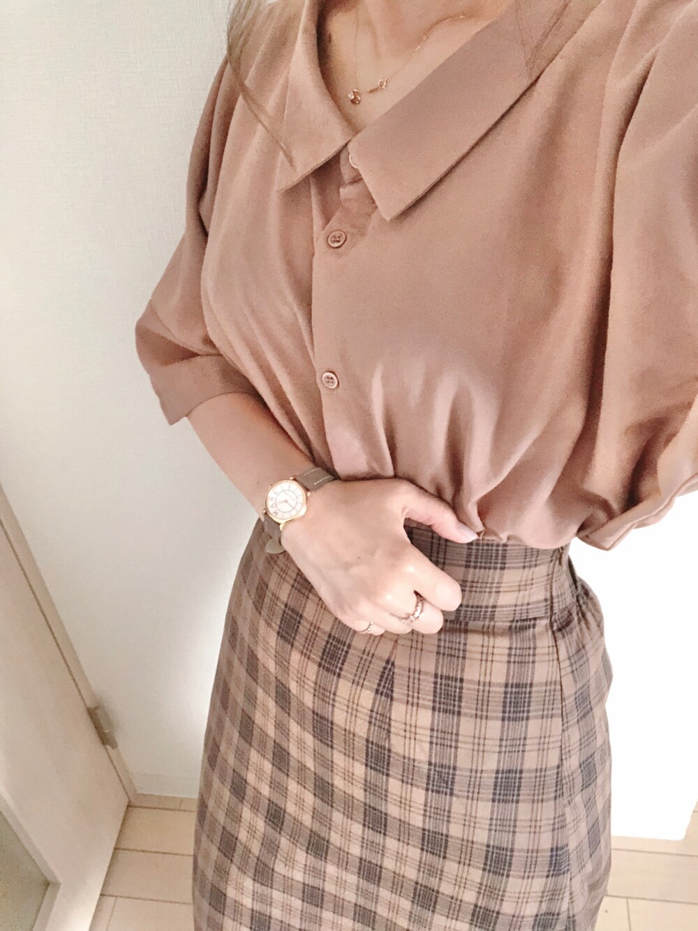 「カジュアルコーデ、仕事コーデ、OLIVE des OLIVE、n''Or、ピンクブラウン、チェックスカート、マーメイドスカート、札幌、お洒落さんとつながりたい」｜「osharewalkerの『n'Or洗練ロングシャツ』（シャツ/ブラウス、ピンク系）」を使った、Tabiさん（レディース・163cm）の夏コーディネートの1枚目の写真