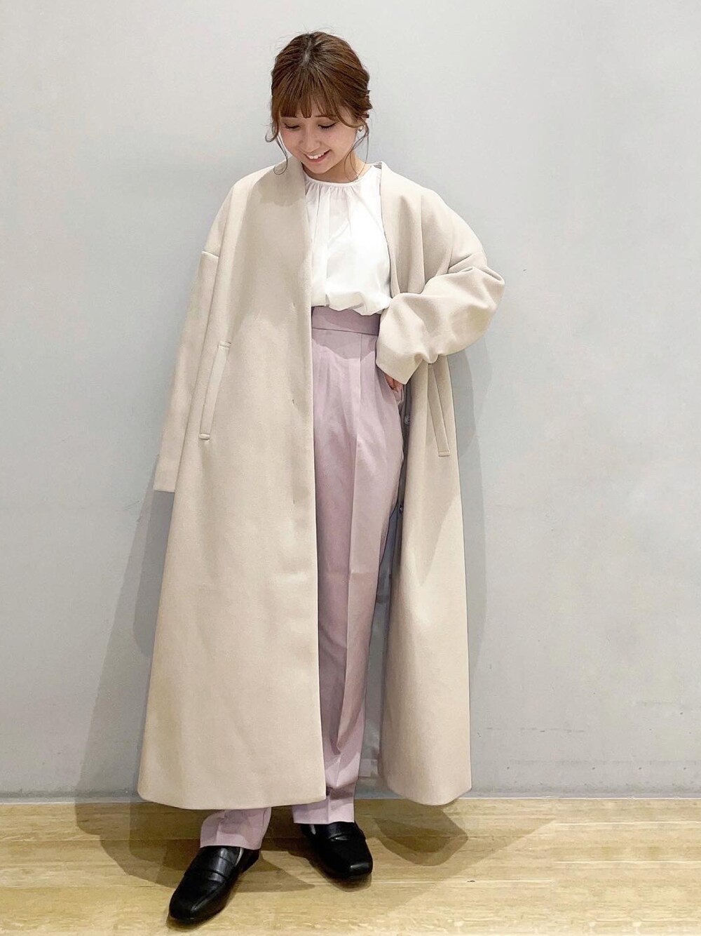 「今日のコーデ、シンプル、コート、大人女子、パンツスタイル、春コーデ、キレイめ、低身長、プチプラ、earth music&ecology」｜「earth music&ecologyのキャンディースリーブブラウス*（シャツ/ブラウス、ホワイト系）」を使った、ʀɪʜᴏ ☺︎さん（レディース・147cm）の冬コーディネートの1枚目の写真