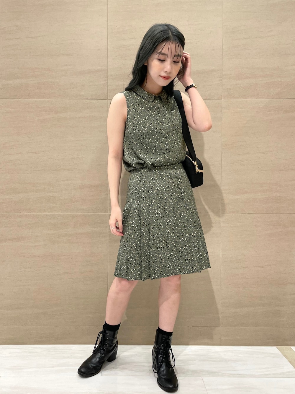 グリーン系のスカート、グリーン系のシャツ/ブラウス、ブラック系のショルダーバッグを着用したレディースの夏コーディネートの1枚目の写真