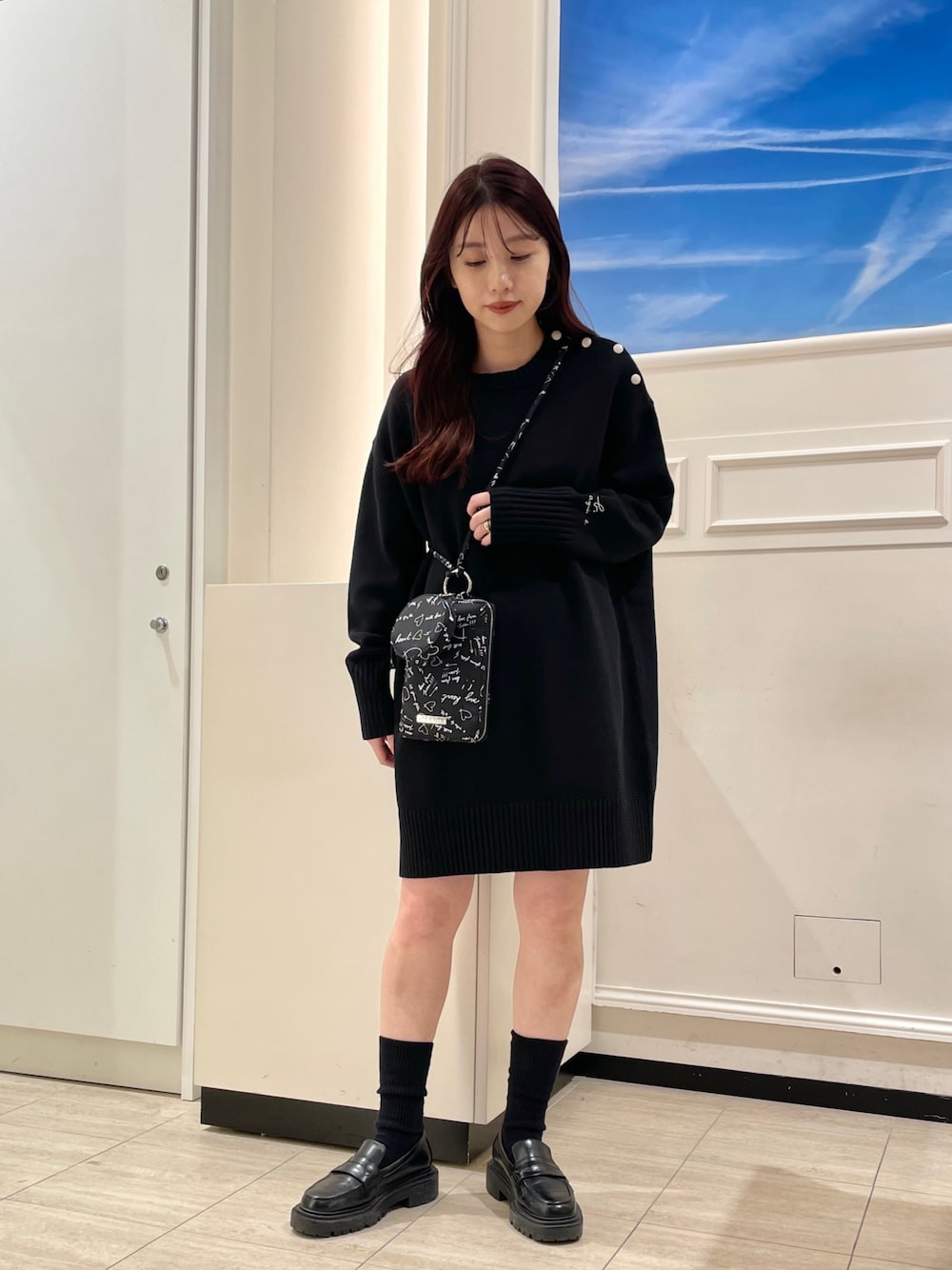 ブラック系のワンピース、ブラック系のエコバッグ/サブバッグを着用したレディースの冬コーディネートの1枚目の写真