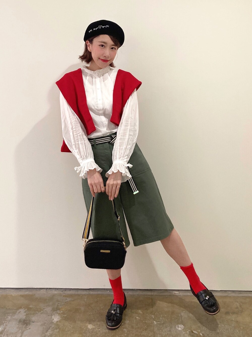 「大人カジュアル、トゥービーバイアニエスベー、tobbyagnesb、カジュアルコーデ、夏コーデ、着回しコーデ、シャツスタイル、ベレー帽、シースルー、ショルダーバッグ、フレンチカジュアル、グリーン、パンツスタイル、ハーフパンツ、おしゃれさんと繋がりたい」｜「To b. by agnes b.のWS70 POCHETTE ポシェット（ショルダーバッグ、ブラック系）」を使った、To b. by agnès b.さん（レディース・160cm）の春コーディネートの1枚目の写真