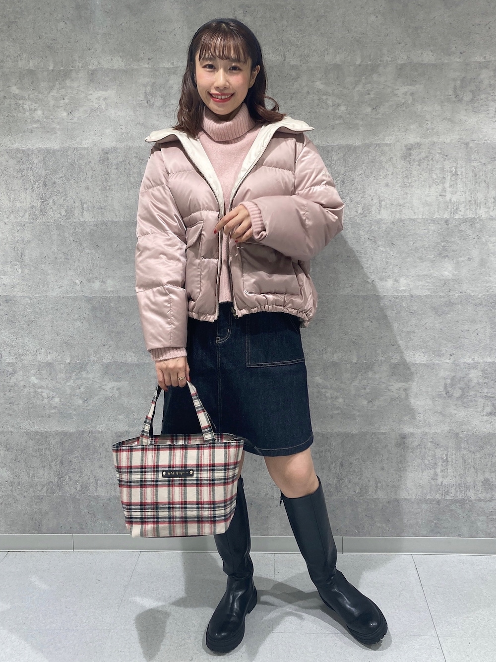 ブルー系のスカート、ベージュ系のトートバッグ、ピンク系のニット/セーターを着用したレディースの秋コーディネートの1枚目の写真