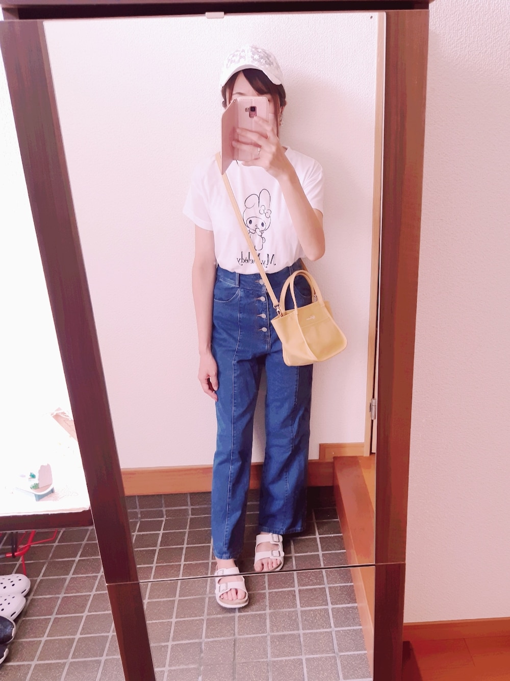 「キャップコーデ、デニムパンツ、デニムスタイル、パンツコーデ、パンツスタイル、イエローバッグ、しまむらコーデ、プチプラコーデ、サンダルコーデ、Tシャツコーデ、マイメロ、古着MIX、レース、カジュアルコーデ、ショルダーバッグ」｜「GUのアイテム（デニムパンツ、ブルー系）」を使った、EMi♡さん（レディース・162cm）の夏コーディネートの1枚目の写真