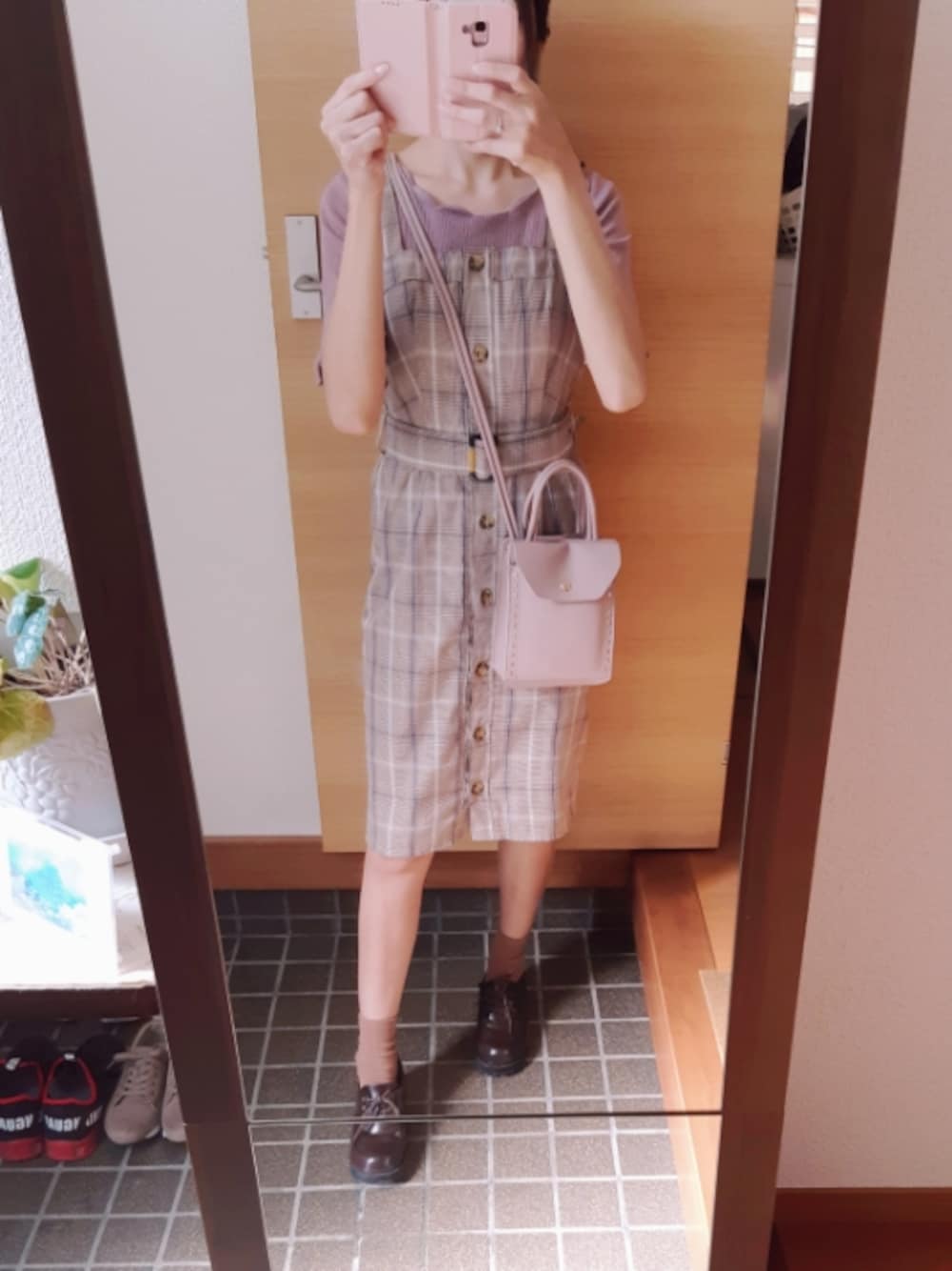 「チェックワンピース、チェック、ミニスカート、ローファー×靴下、秋のコーデ、秋コーデ、しまむら、プチプラ、プチプラコーデ、ショルダーバッグ、フェミニン、かわいい、ピンク、ピンクコーデ、ブラウス」｜「しまむらのアイテム（ローファー、ブラウン系）」を使った、EMi♡さん（レディース・162cm）の秋コーディネートの1枚目の写真