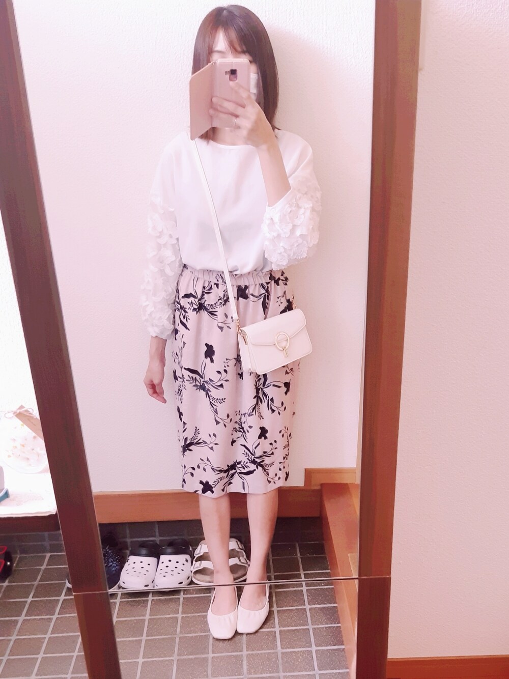 「スカートスタイル、膝丈スカート、花柄スカート、スカートコーデ、パンプス、白パンプス、レーストップス、清楚系、キレイめ、オトナ女子、プチプラミックス、爽やかコーデ、ショルダーバッグ、プチプラコーデ、ピンクスカート」｜「23区の【洗える】リーフフラワープリント フレアスカート（スカート、ピンク系）」を使った、EMi♡さん（レディース・162cm）の春コーディネートの1枚目の写真