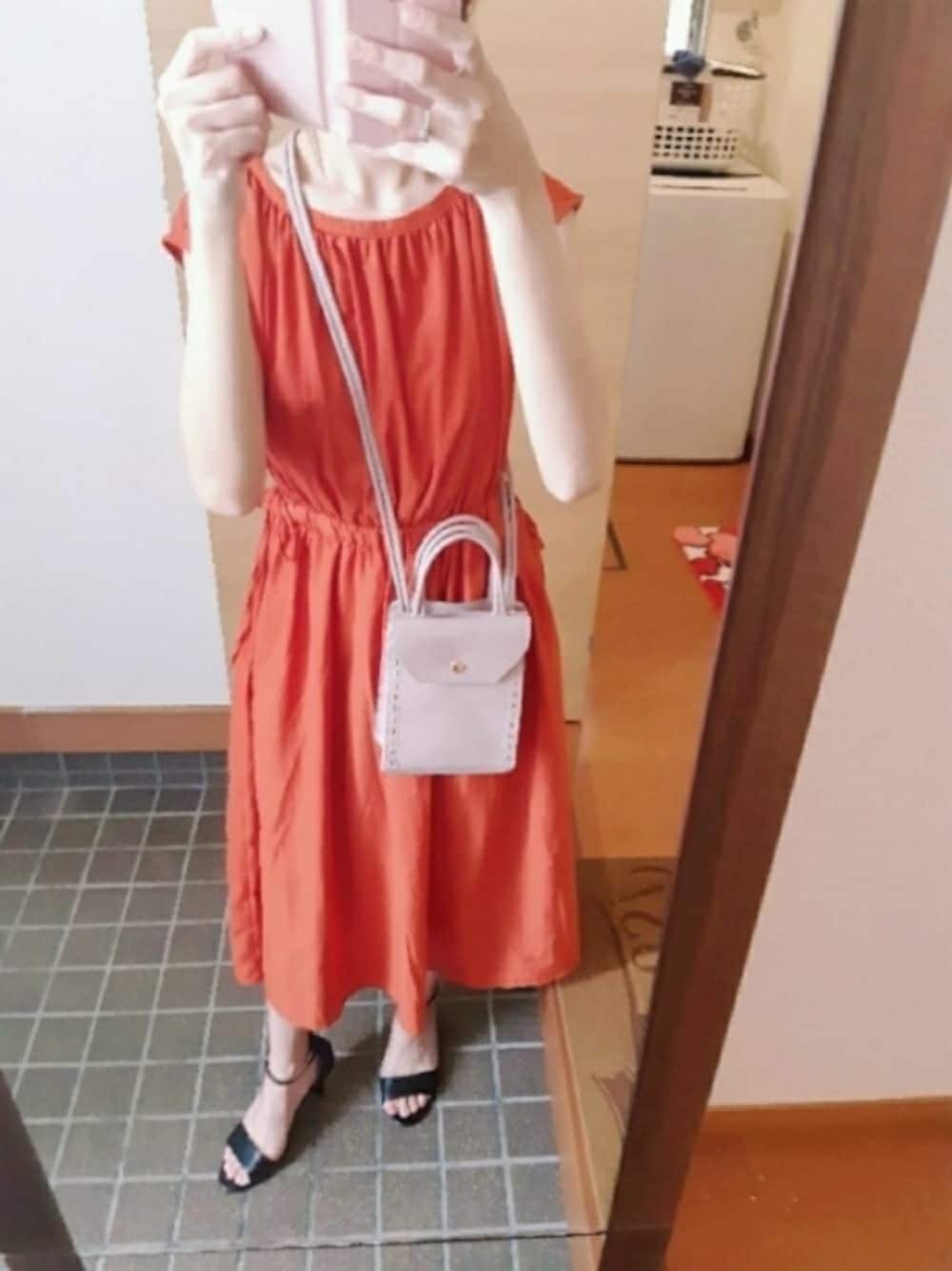 「オレンジワンピース、ブラックヒール、夏コーデ、ピンクバック、ジーユー、しまむら、しまむらバッグ、プチプラ、プチプラコーデ」｜「しまむらのアイテム（パンプス、ブラック系）」を使った、EMi♡さん（レディース・162cm）の夏コーディネートの1枚目の写真