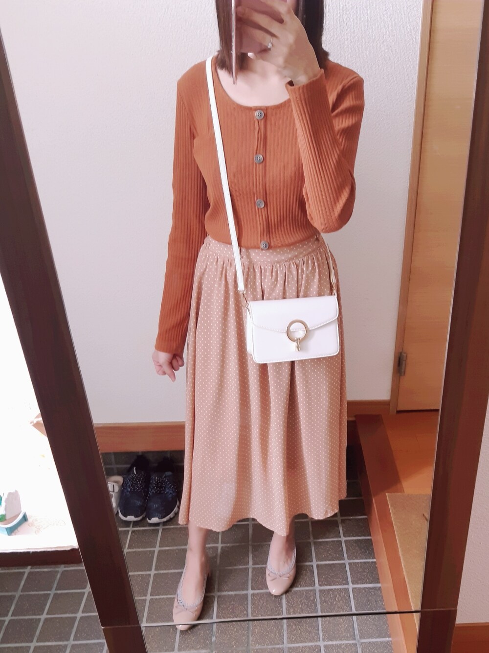 「スカートスタイル、スカートコーデ、清楚系、ロングスカート、ドット、オレンジコーデ、パンプスコーデ、ピンク、ショルダーバッグ、プチプラコーデ、オトナ女子、カラーコーデ、古着コーデ、古着ミックス、プチプラ」｜「MAJESTIC LEGONのアイテム（スカート、オレンジ系）」を使った、EMi♡さん（レディース・162cm）の春コーディネートの1枚目の写真