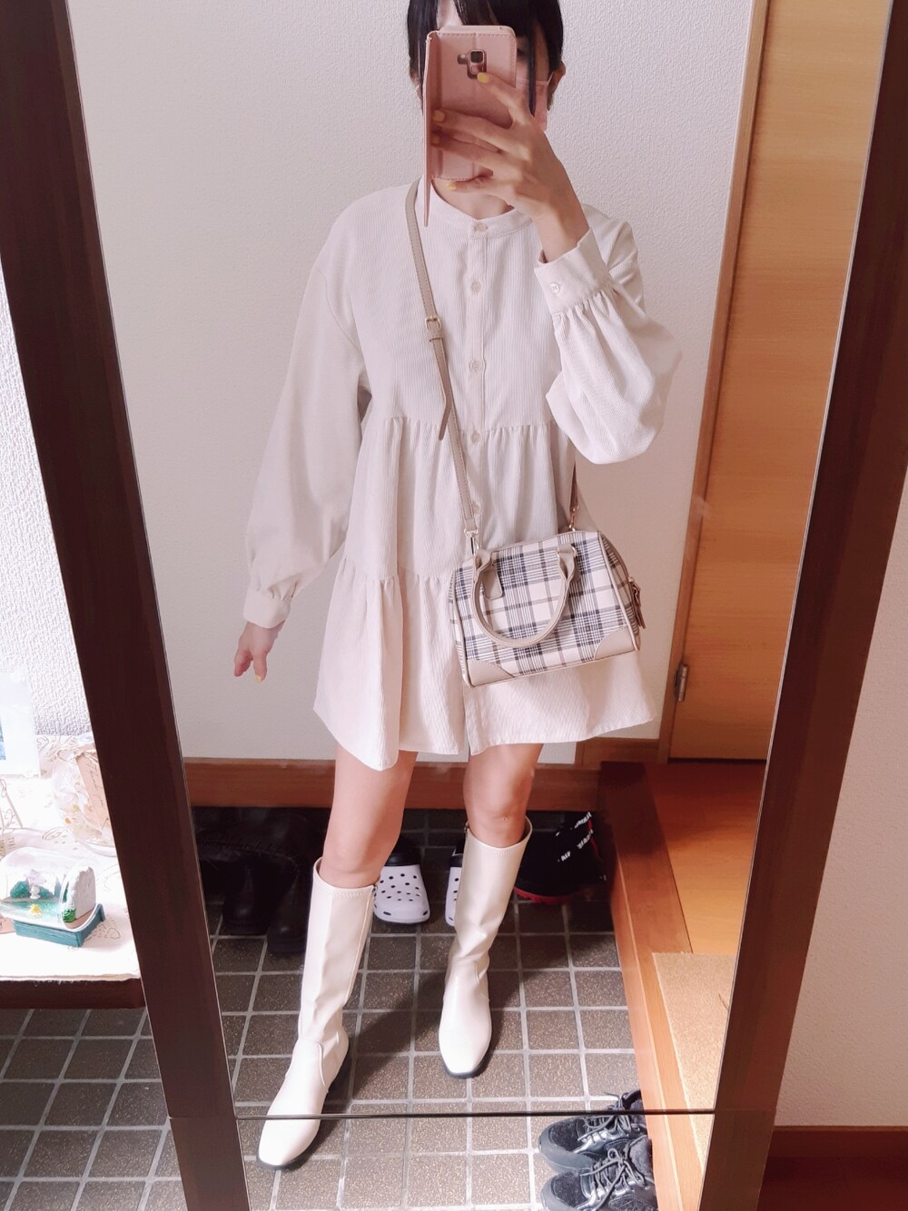 「チュニック、チュニックワンピ、アイボリーコーデ、アイボリー、チェック柄、ロングブーツコーデ、オトナカジュアル、春コーデ、ハニーズ、グレイル、ショルダーバッグ、ミニスカート、フレアスカート、カチューシャコーデ、プチプラコーデ」｜「GRLのアイテム（ショルダーバッグ、ベージュ系）」を使った、EMi♡さん（レディース・162cm）の春コーディネートの1枚目の写真