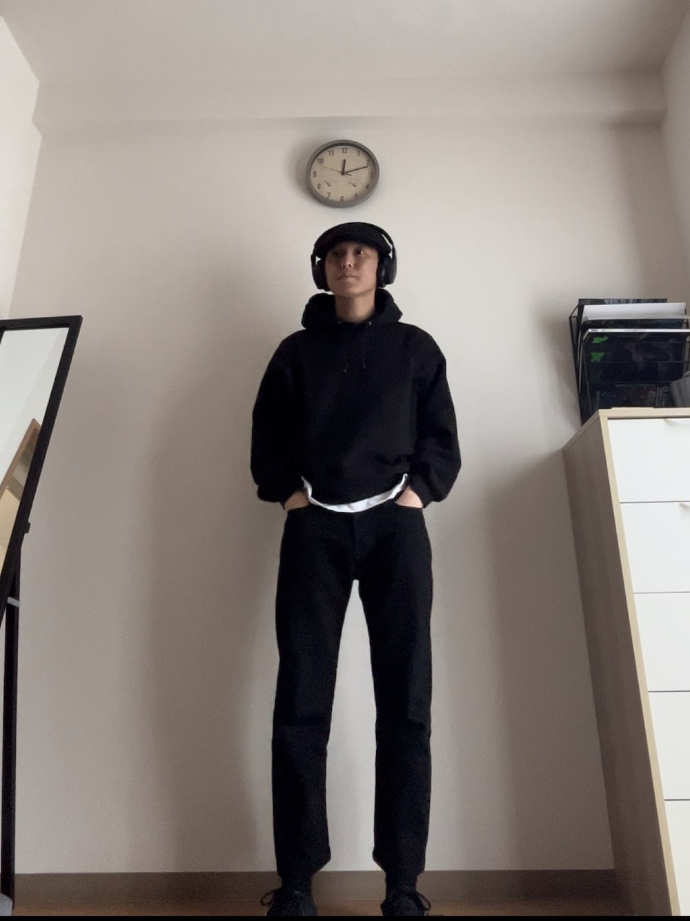「春服コーデ、メンズファッション、休日スタイル、春コーデ、オトナカジュアル、ブラック、シティーボーイ、サーフ、VANS」｜「Levi'sのアイテム（デニムパンツ、ブラック系）」を使った、ピーカブさん（メンズ・167cm）の春コーディネートの1枚目の写真