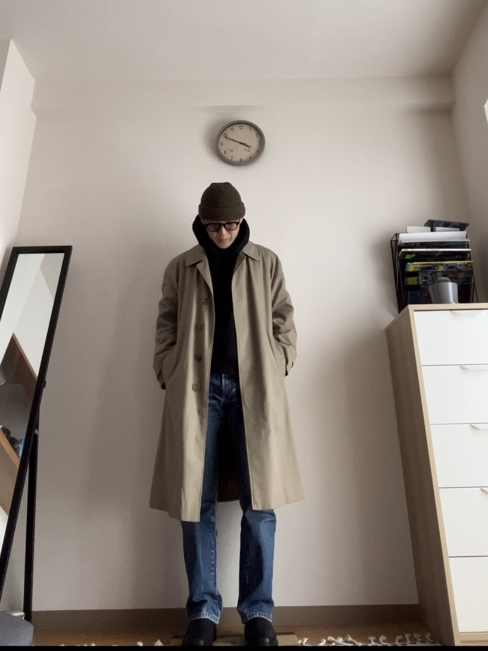 「burberry、チェスターコート、コート、ニット帽、517、メンズコーデ、きれいめカジュアル、低身長コーデ、春夏コーデ、サイドゴアブーツ」｜「BURBERRYのアイテム（チェスターコート、ベージュ系）」を使った、ピーカブさん（メンズ・167cm）の春コーディネートの1枚目の写真