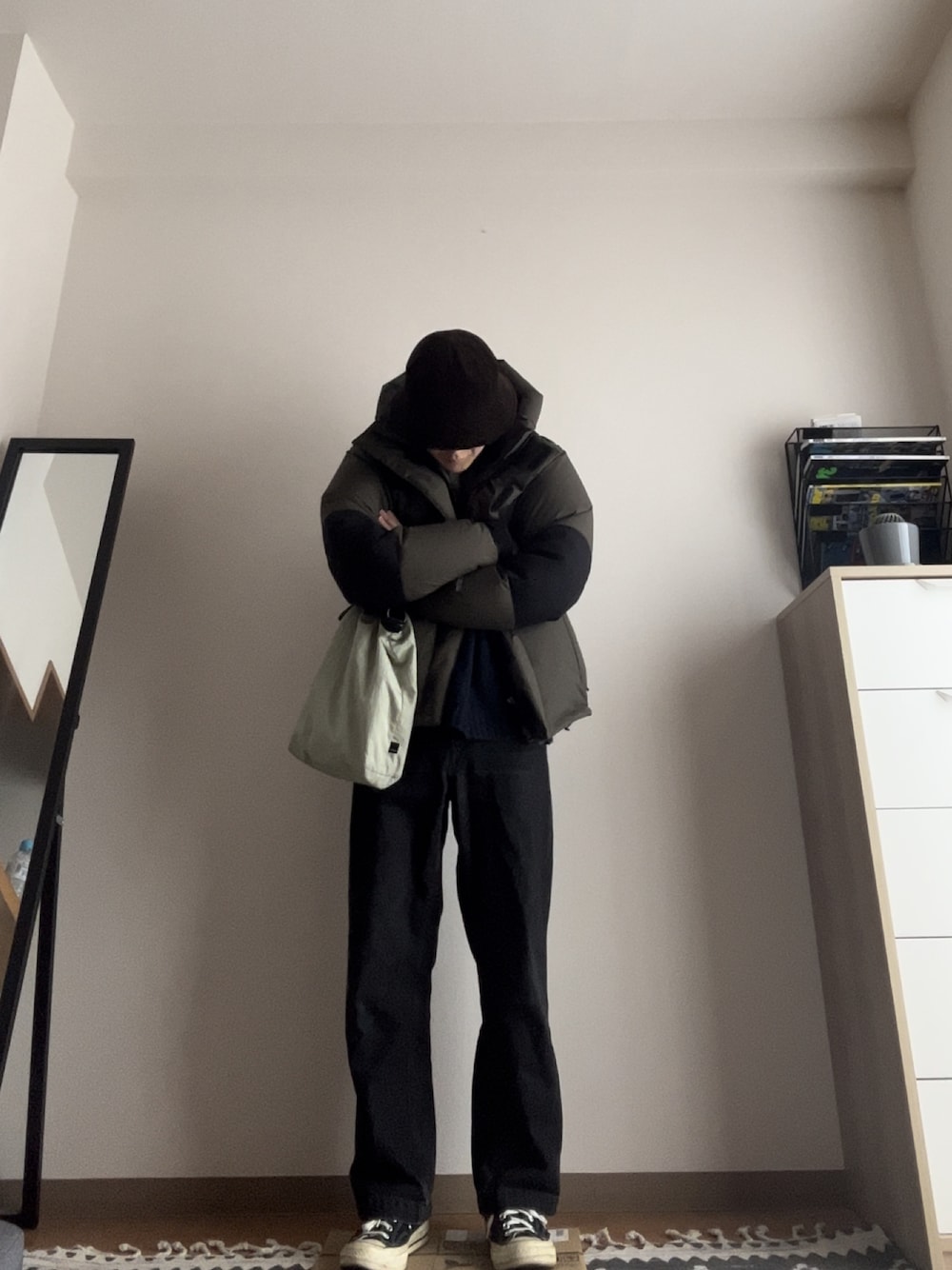 「休日スタイル、デニム、古着MIX、THE NORTH FACE、order、UNIQLO、チャックテイラー、バケットハット、低身長、アウトドアスタイル、コンバース、ダウンジャケット、バルトロライトジャケット、シティーボーイ、冬のコーデ」｜「orderのorder loose denim pants one wash（デニムパンツ、ブラック系）」を使った、ピーカブさん（メンズ・167cm）の冬コーディネートの1枚目の写真