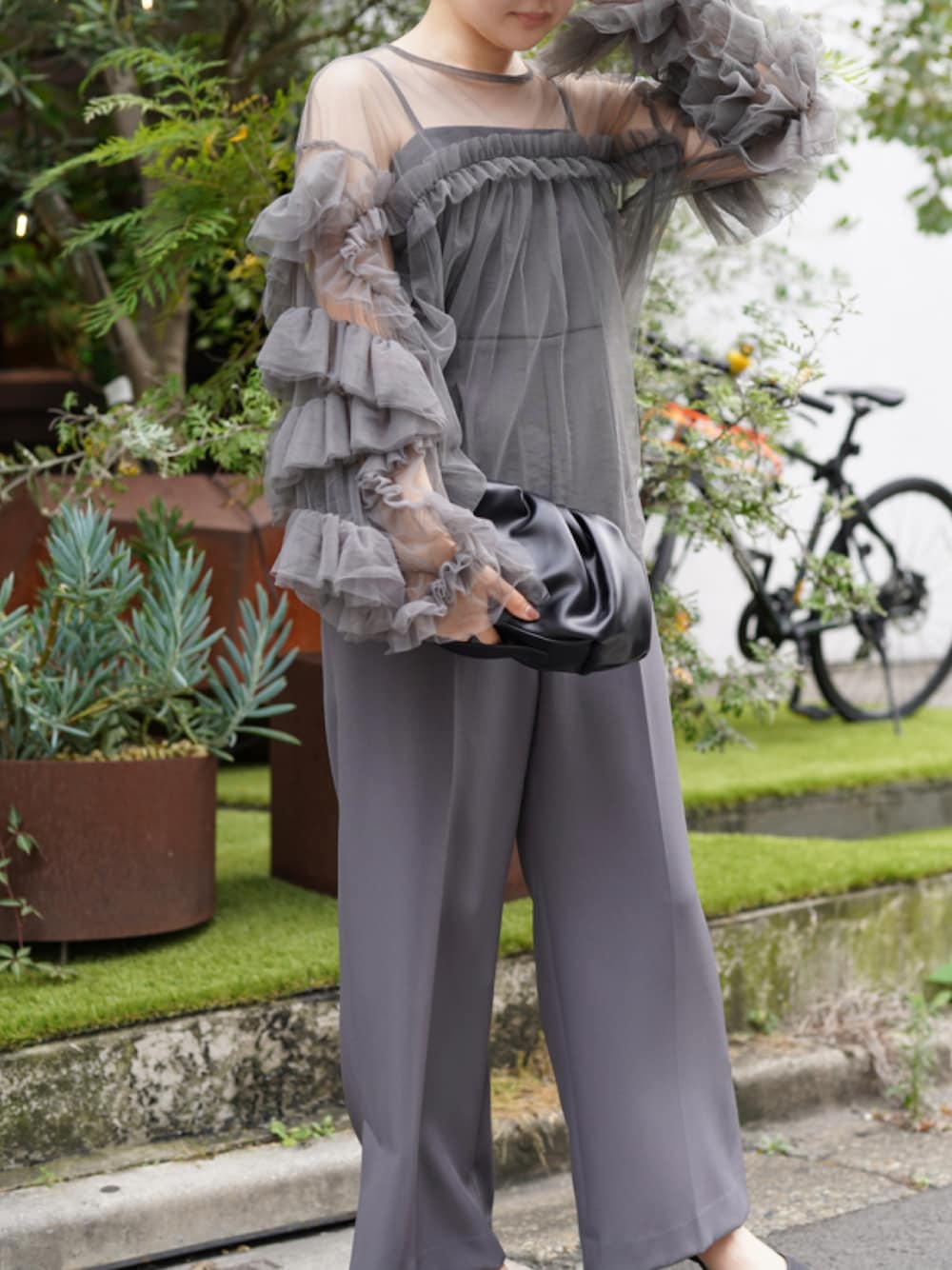 グレー系のドレスを着用したレディースの夏コーディネートの1枚目の写真