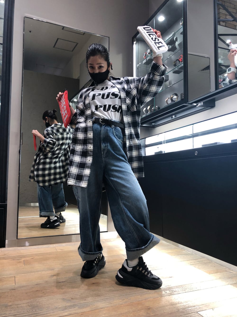 ホワイト系のTシャツ/カットソー、ブラック系のシャツ/ブラウス、ブルー系のデニムパンツを着用したレディースの夏コーディネートの1枚目の写真