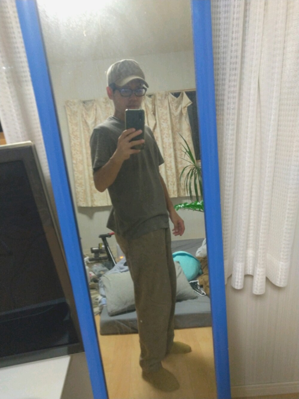 「GUのアイテム（Tシャツ/カットソー、グレー系）」を使った、だいきさん（メンズ・158cm）の秋コーディネートの1枚目の写真