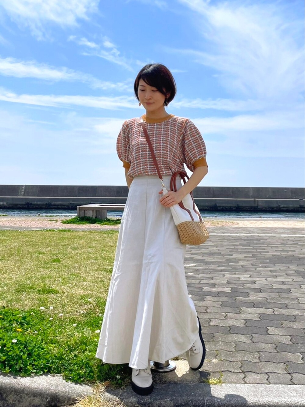 「ごきげんウィーク、お出かけコーデ、BEAMS HEART、BEAMS、カラフル、サマーツイード、かごバッグ、夏コーデ、大人かわいい、低身長コーデ、スカート」｜「mysty womanの厚底レースアップブーツ 219902（ブーツ、ホワイト系）」を使った、YURIEさん（レディース・153cm）の春コーディネートの1枚目の写真
