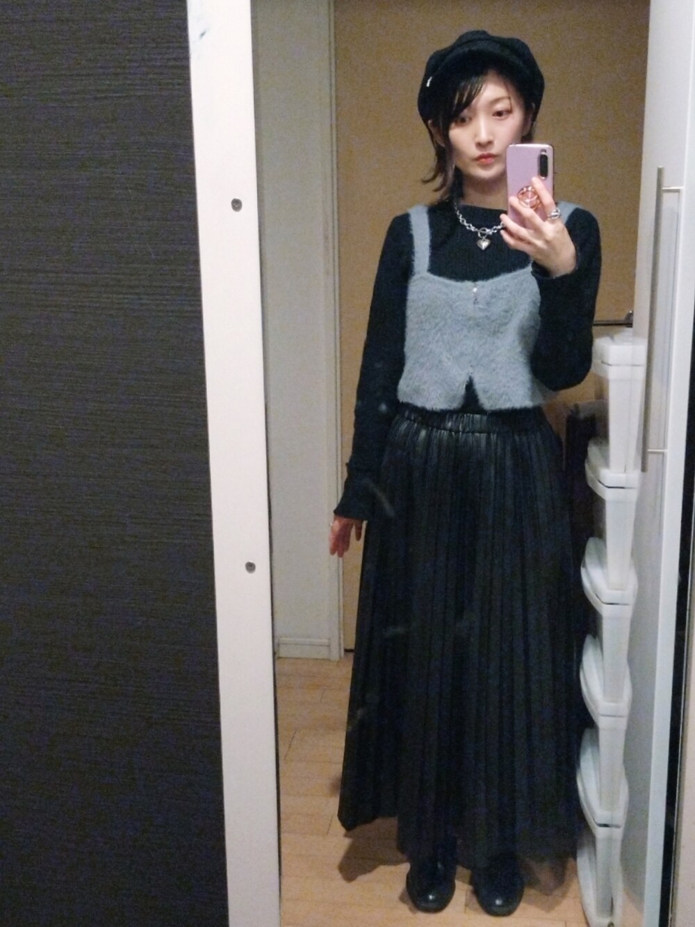 「冬のコーデ、着回しコーデ、大人女子、おしゃれさんと繋がりたい、ビスチェ、シャギーニット、ハート、ネックレス、プリーツスカート、レザースカート、ブーツ、キャスケット、mystic、黒、スカートスタイル」｜「BEAMS HEARTのBEAMS HEART / フェイクレザー プリーツスカート（スカート、ブラック系）」を使った、YURIEさん（骨格ウェーブ・レディース・153cm）の冬コーディネートの1枚目の写真