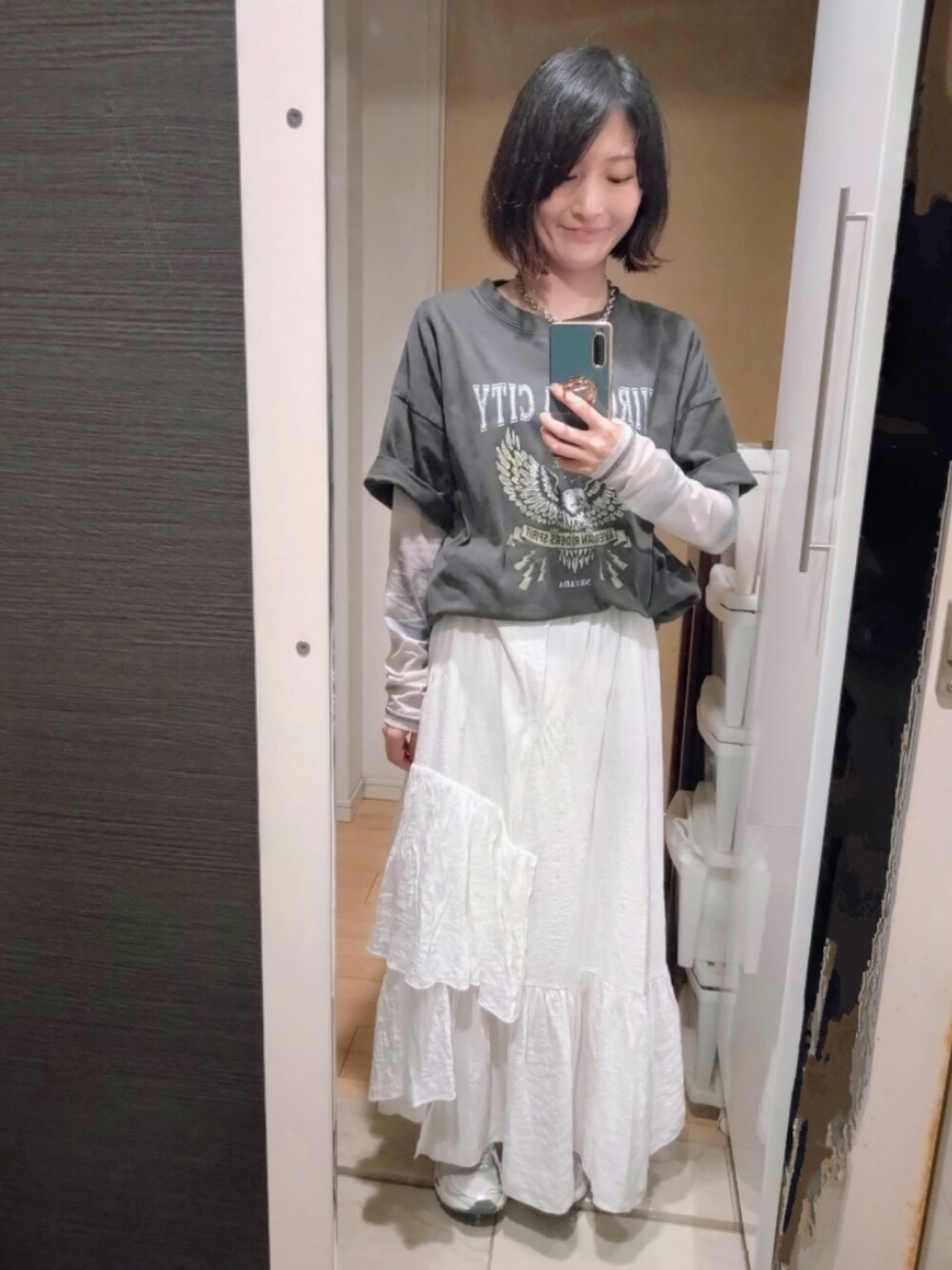 「グレー、ヴィンテージ、古着、Tシャツ、お仕事コーデ、スカート、アシンメトリー、ロック、レイヤードスタイル、スニーカー、スニーカーコーデ、スニーカー女子、おしゃれさんと繋がりたい、オトナカジュアル」｜「CAPRICIEUX LE'MAGEのアシメティアードスカート（スカート、ホワイト系）」を使った、YURIEさん（骨格ウェーブ・レディース・153cm）の春コーディネートの1枚目の写真
