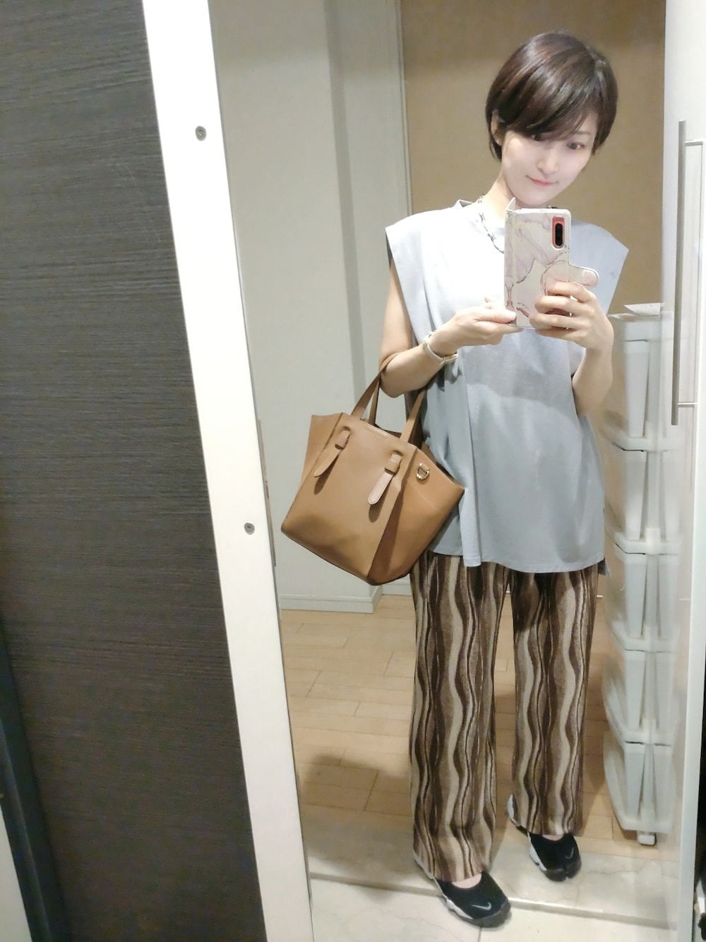「オトナカジュアル、楽チンコーデ、オトナ女子、大人コーデ、ブラウン、チョコ色に染まれ、サマーカムバック、Ray BEAMS、NIKE、エアリフト、プリーツパンツ、ノースリーブ」｜「Ray BEAMSのRay BEAMS / カット プリーツ プリント パンツ（その他パンツ、ブラウン系）」を使った、YURIEさん（骨格ウェーブ・レディース・153cm）の秋コーディネートの1枚目の写真
