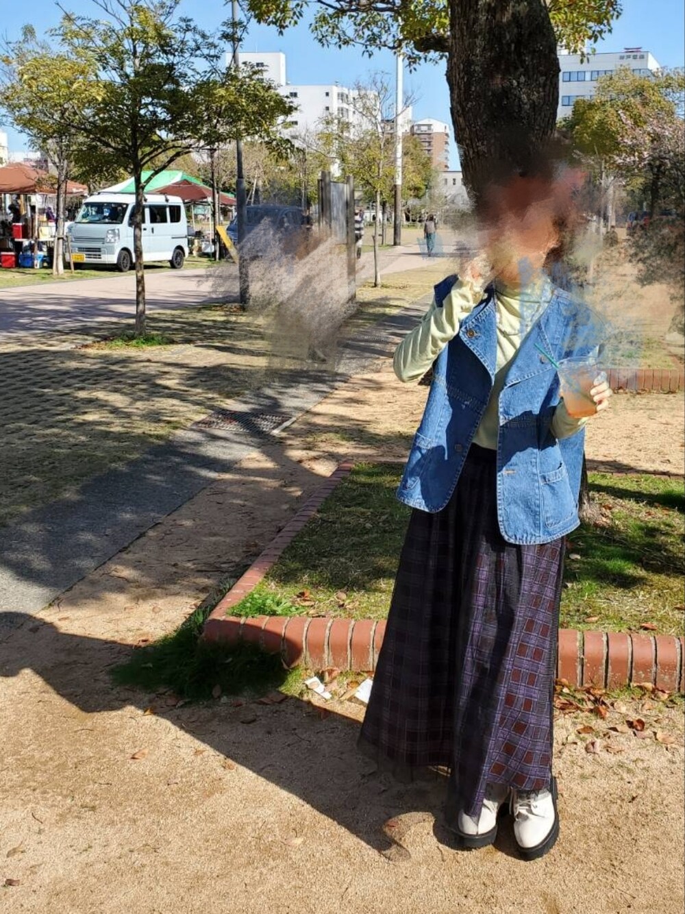 「休日コーデ、ロングスカート、チュールスカート、チェックスカート、デニム、ベスト、公園、レイヤードスタイル、お洒落さんとつながりたい、ootd」｜「mysty womanの厚底レースアップブーツ 219902（ブーツ、ホワイト系）」を使った、YURIEさん（レディース・153cm）の春コーディネートの1枚目の写真