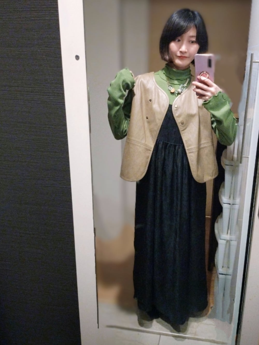 「大人カジュアル、お出かけコーデ、ワンピーススタイル、休日スタイル、おしゃれさんと繋がりたい、今日のコーデ、カジュアルコーデ、キャミワンピ、ootd、春、BEAUTY&YOUTH UNITED ARROWS、FREAK’Ｓ STORE、Kastane、グリーン、ワンピース」｜「FREAK'S STOREのフェイクレザー2WAYベスト（ベスト、ベージュ系）」を使った、YURIEさん（骨格ウェーブ・レディース・153cm）の春コーディネートの1枚目の写真