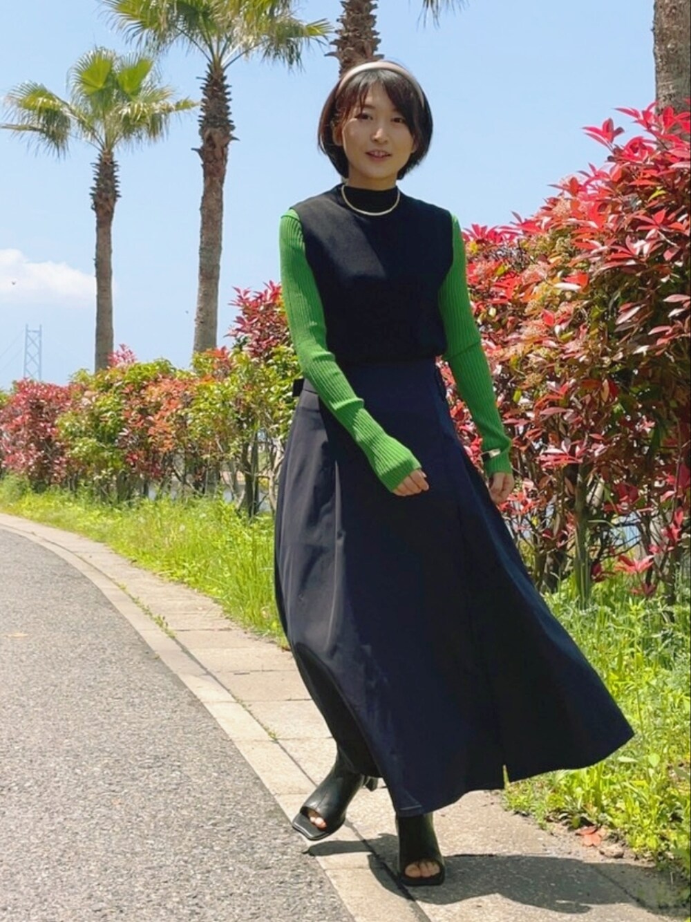 「ごきげんウィーク、BEAMS HEART、BEAMS、パレード、プロデュース、グリーン、グリーンコーデ、お出かけコーデ、夏コーデ」｜「BEAMS HEARTのBEAMS HEART / ノースリーブ ハイネック プルオーバー（Tシャツ/カットソー、ブラック系）」を使った、YURIEさん（レディース・153cm）の春コーディネートの1枚目の写真
