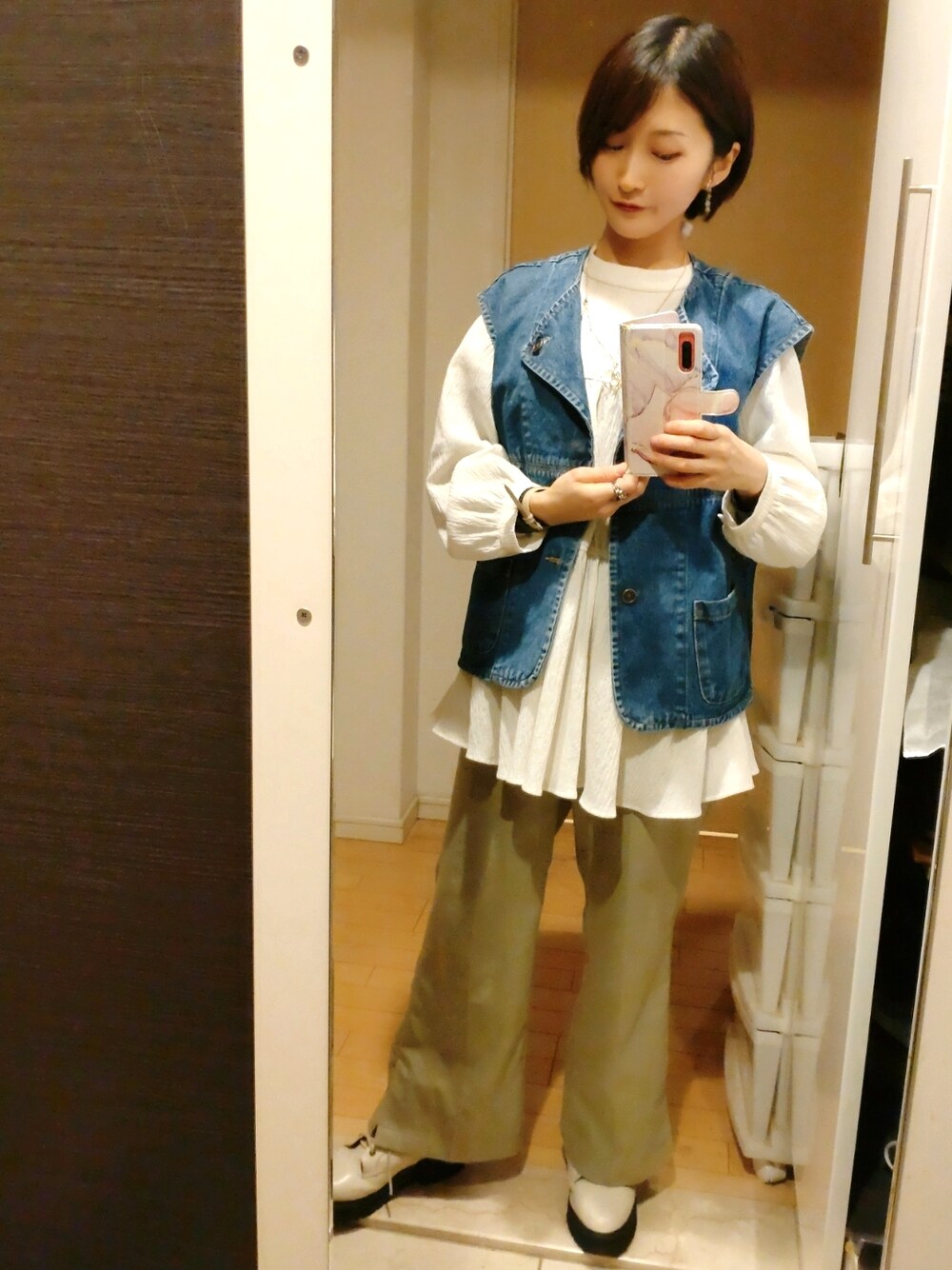 「ootd、今日のコーデ、ベスト、ブラウス、カラーパンツ、フレアパンツ、グリーンコーデ、FREAK’Ｓ STORE、デニム、ごきげんウィーク」｜「FREAK'S STOREのビッグデニムベスト（ダウンベスト、ブルー系）」を使った、YURIEさん（レディース・153cm）の春コーディネートの1枚目の写真
