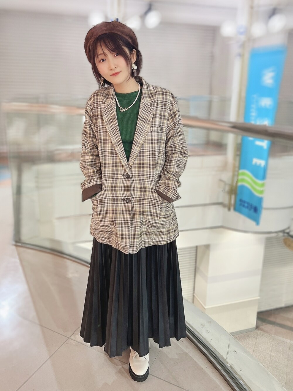 「チョコ色に染まれ、チョコレ―トコ―デ、ジャケットスタイル、ジャケットコーデ、レザースカート、プリーツスカート、バレンタイン、ootd、着回しコーデ、ベレー帽、ハンドメイド」｜「JEANASISのパールコインネックレス/948679（ネックレス、ゴールド系）」を使った、YURIEさん（レディース・153cm）の冬コーディネートの2枚目の写真