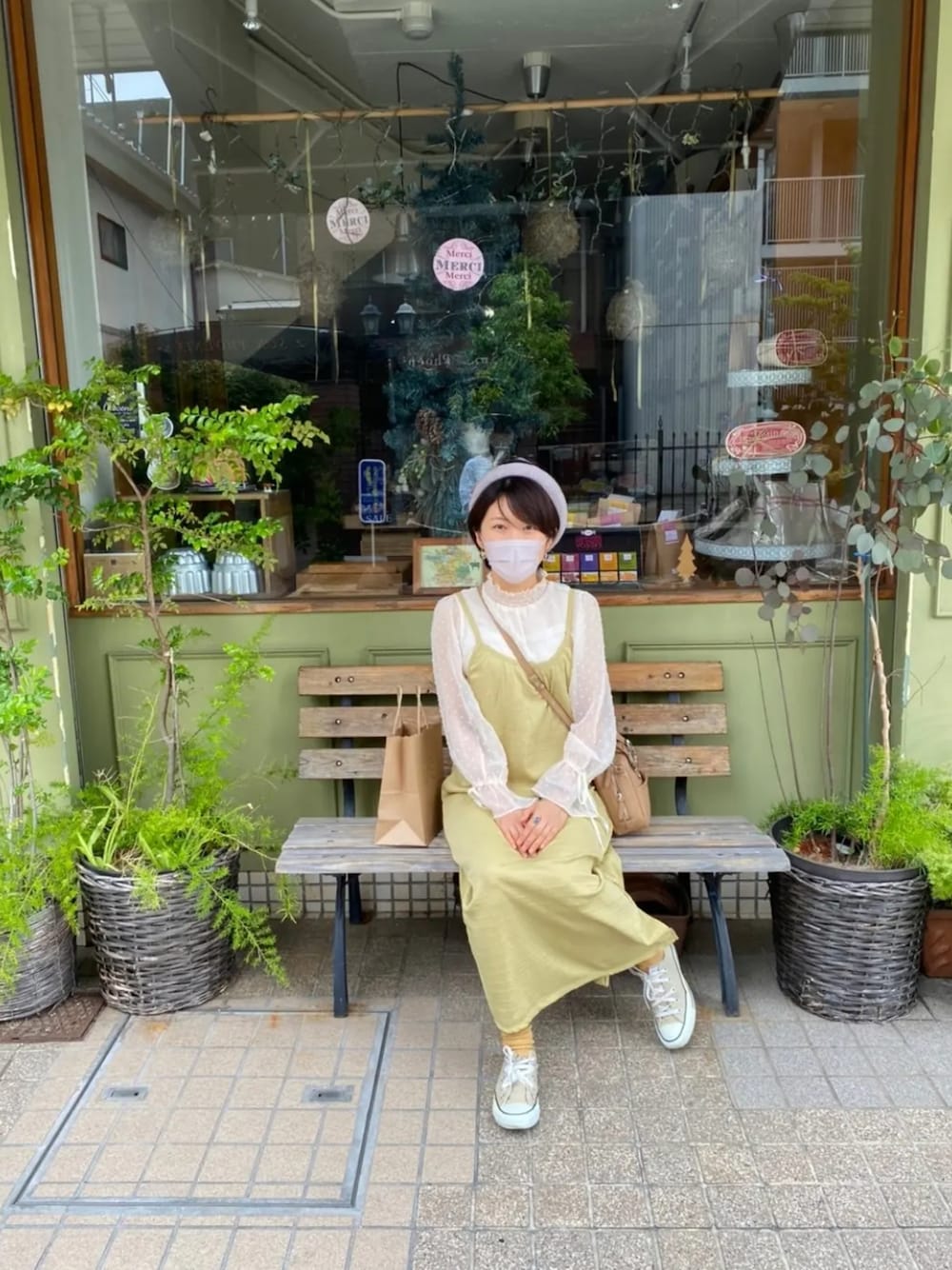 「休日コーデ、きれいめカジュアル、イエロー、ワンピース、ブラウス、ベレー帽、ショートヘア、神戸、雑貨屋さん巡り」｜「mysty womanのニットキャミソール&ドットブラウスセット（シャツ/ブラウス、グリーン系）」を使った、YURIEさん（レディース・153cm）の夏コーディネートの1枚目の写真