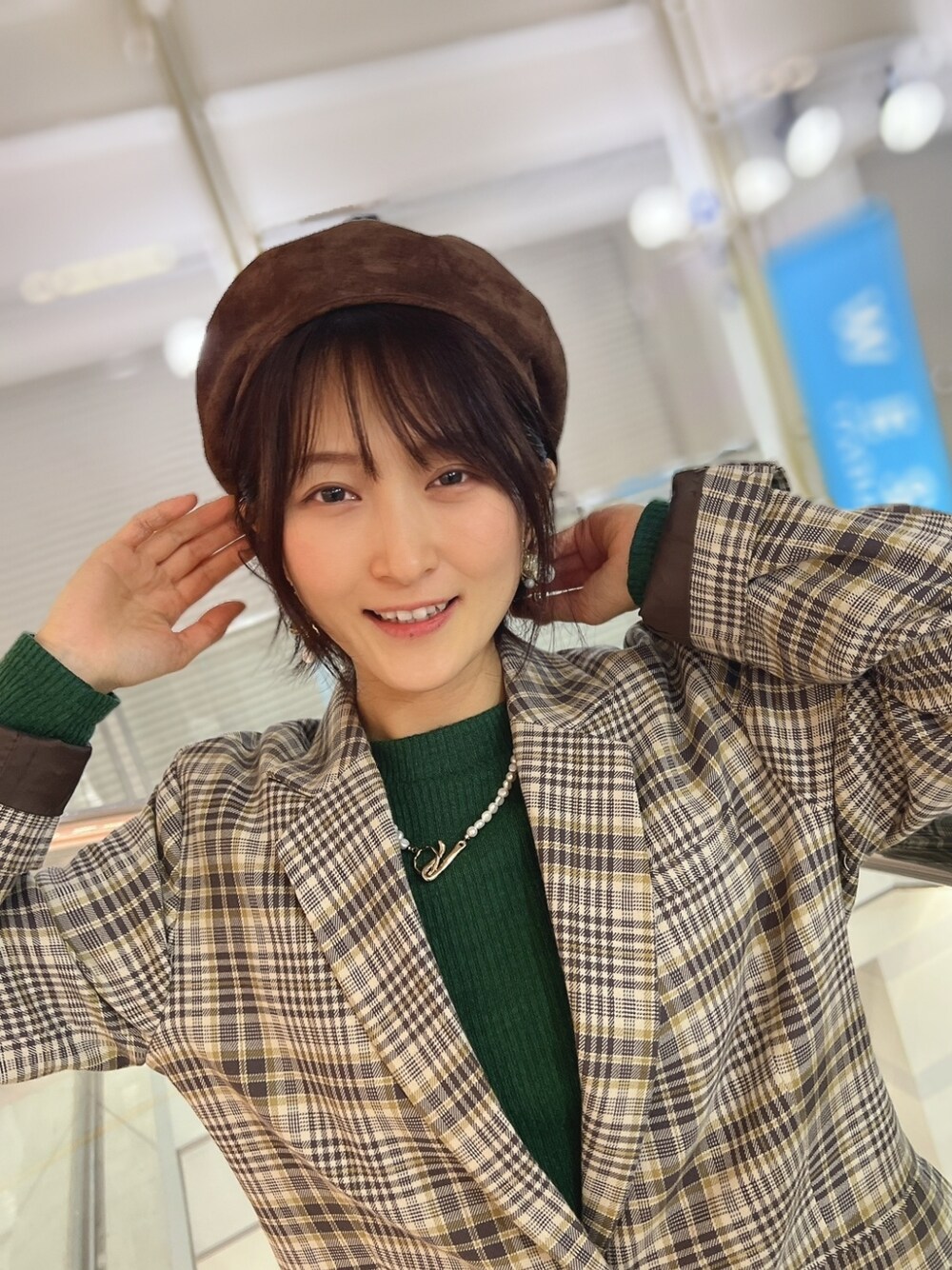 「チョコ色に染まれ、チョコレ―トコ―デ、ジャケットスタイル、ジャケットコーデ、レザースカート、プリーツスカート、バレンタイン、ootd、着回しコーデ、ベレー帽、ハンドメイド」｜「JEANASISのパールコインネックレス/948679（ネックレス、ゴールド系）」を使った、YURIEさん（レディース・153cm）の冬コーディネートの3枚目の写真