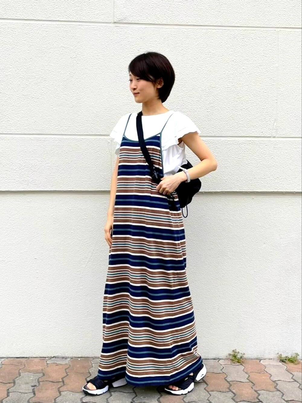 「カジュアルコーデ、ミニバッグ、低身長、着回しコーデ、ラクチンコーデ、おしゃれさんと繋がりたい、ボーダー、レトロ、1950s、BEAMS BOY、BEAMSHEART、reebok、キャミワンピ」｜「BEAMS BOYのBEAMS BOY / マルチボーダー キャミソール ワンピース（ワンピース、ブルー系）」を使った、YURIEさん（レディース・153cm）の夏コーディネートの1枚目の写真