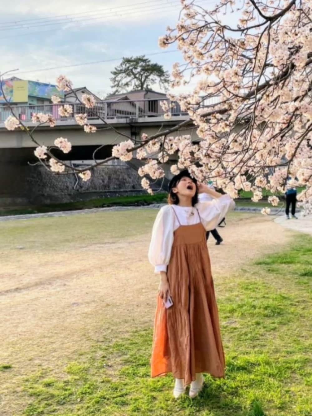 「春めき満開コーデ、春コーデ、ワンピーススタイル、桜、白Tシャツ、パフスリーブ」｜「ananaのアイテム（Tシャツ/カットソー、ホワイト系）」を使った、YURIEさん（骨格ウェーブ・レディース・153cm）の春コーディネートの1枚目の写真