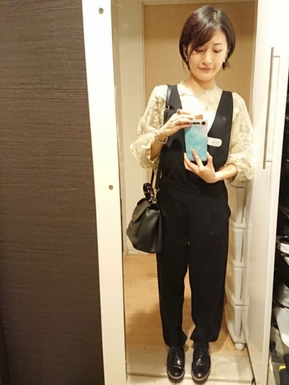 「秋コーデ、シンプルコーデ、刺繍ブラウス、ヴィンテージ、ミスティ ウーマン(mysty woman)、ナイスクラップ、ORiental TRaffic(ORiental TRaffic)、秋服準備はじめました、ボリューム袖、オールインワン」｜「one after another NICE CLAUPのアイテム（つなぎ/オールインワン、ブラック系）」を使った、YURIEさん（レディース・153cm）の秋コーディネートの1枚目の写真