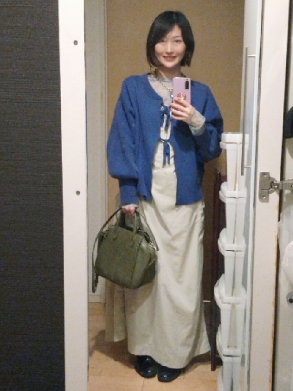 「ジャンスカ、ワンピース、blue、青、タイダイ柄、リボン、カーディガン、おしゃれさんと繋がりたい、ラクチンコーデ、休日スタイル、春ファッション、カジュアルコーデ、スニーカーコーデ」｜「ananaのアイテム（ネックレス、シルバー系）」を使った、YURIEさん（骨格ウェーブ・レディース・153cm）の春コーディネートの1枚目の写真