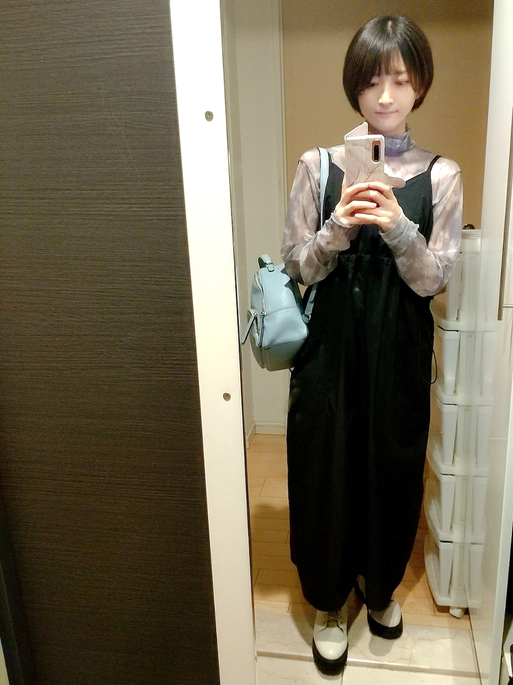 「WEARハロウィン2022、秋冬コーデ、大人カジュアル、おしゃれさんと繋がりたい、ootd、ブーツ、ミリタリー、タイダイ柄、kastane_ootd、Katespade、着回しコーデ」｜「Kastaneの【サイズ展開あり】ミリタリーナイロンジャンスカ（ワンピース、ブラック系）」を使った、YURIEさん（骨格ウェーブ・レディース・153cm）の秋コーディネートの1枚目の写真