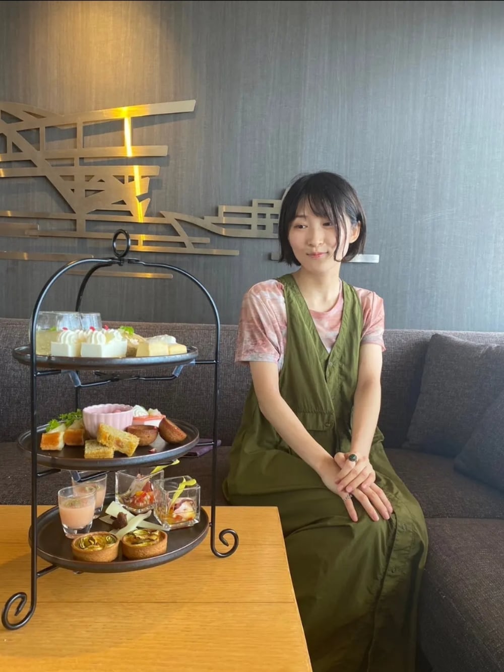 「ラクチンコーデ、アツいコーデ全部見せ、オトナカワイイ、今日のコーデ、ootd、おしゃれさんと繋がりたい、低身長コーデ、ワンピース、シアートップス、グリーン、BEAMS BOY、アフタヌーンティー、女子会、ショートヘア、ミリタリー」｜「Ray BEAMSのRay BEAMS / プリント ストレッチ Tシャツ（Tシャツ/カットソー、ピンク系）」を使った、YURIEさん（骨格ウェーブ・レディース・153cm）の夏コーディネートの1枚目の写真