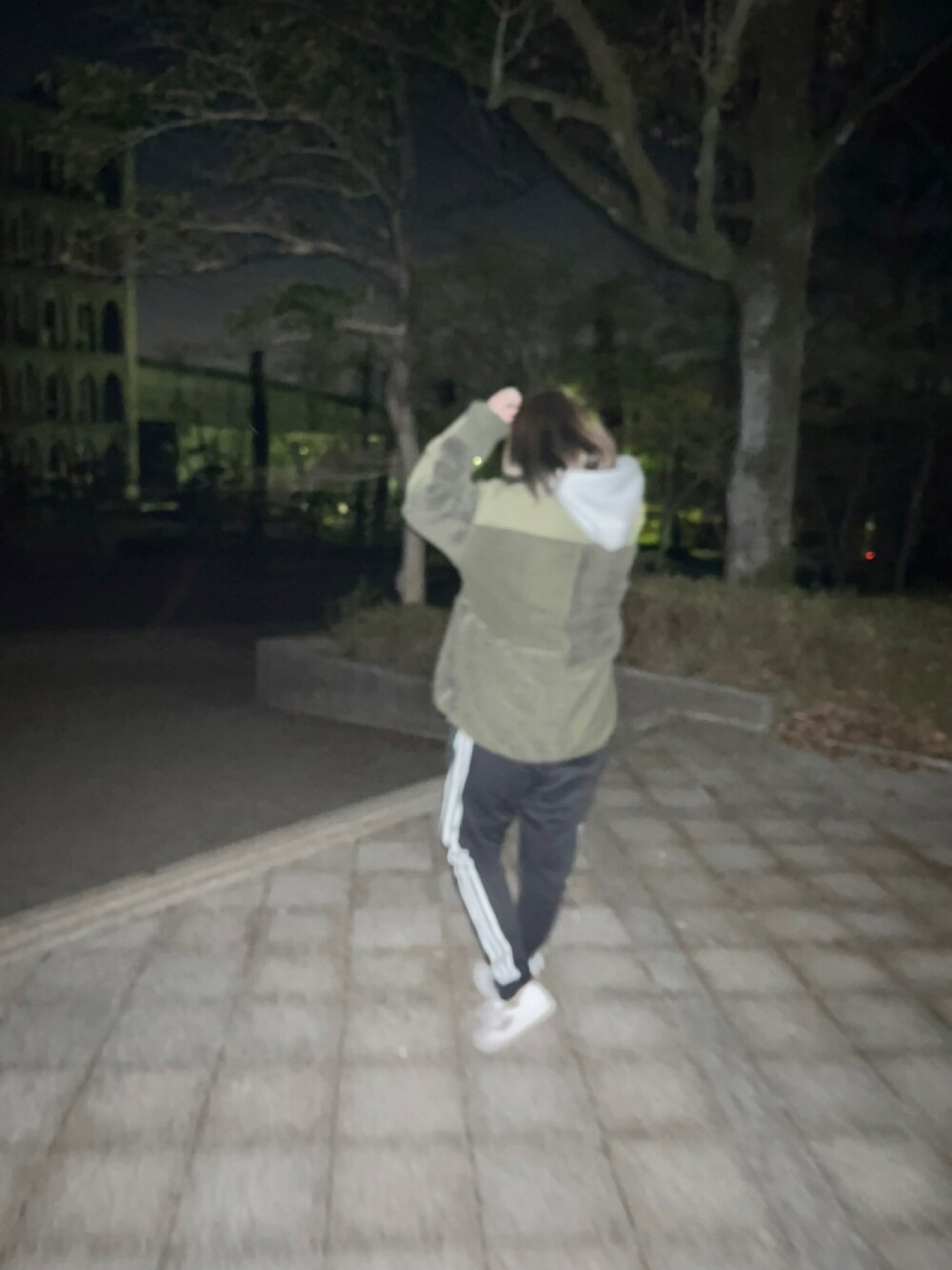 「adidasのトラックパンツ [SST TRACK PANTS] アディダスオリジナルス（スウェットパンツ、ブラック系）」を使った、ふぅやんさん（レディース・168cm）の春コーディネートの1枚目の写真