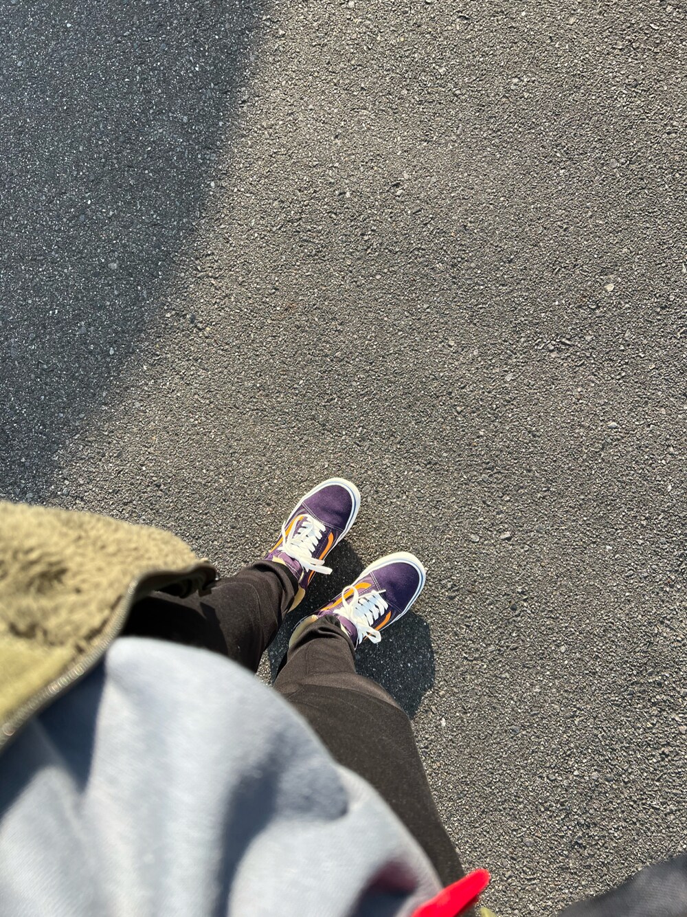 「adidasのトラックパンツ [SST TRACK PANTS] アディダスオリジナルス（スウェットパンツ、ブラック系）」を使った、ふぅやんさん（レディース・168cm）の春コーディネートの1枚目の写真