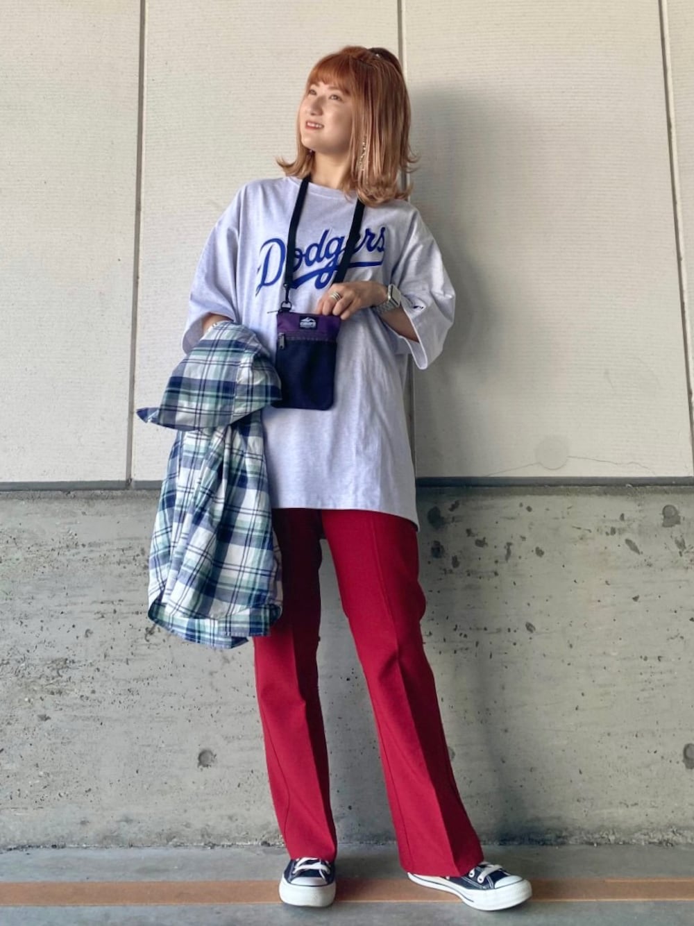 ブラック系のスニーカー、レッド系のスラックス、グリーン系のシャツ/ブラウスを着用したレディースの春コーディネートの1枚目の写真