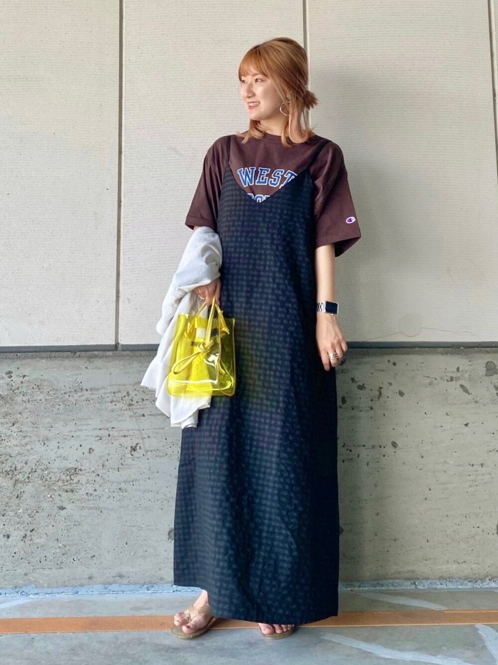 「カジュアルコーデ、シンプル、大人カジュアル、Tシャツ、お洒落さんとつながりたい、ロゴT、ロングワンピース、キャミワンピ、Champion、ブラウン、ブラック、クリアバッグ」｜「HONEYSUCKLE ROSEの【HONEYSUCKLE ROSE】キャミワンピース（シャツワンピース、ブラック系）」を使った、shihoさん（レディース・158cm）の春コーディネートの1枚目の写真