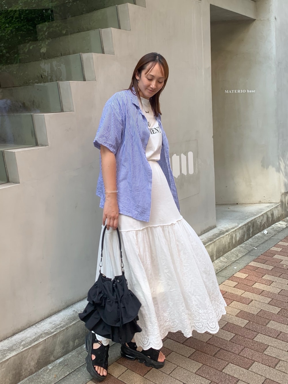 「フリルバッグ、レーススカート、ストライプシャツ、ロゴT、corners、大人女子、厚底シューズ、サンダル、白Tシャツ」｜「CORNERS by KRのCORNERS by KR コットンレーススカート（スカート、ホワイト系）」を使った、yuminyさん（レディース・162cm）の夏コーディネートの1枚目の写真