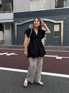 「CORNERS（コーナーズ）のシャーリングチュニック【セットアップ可能】（シャツ/ブラウス、ブラック系）」を使った、yuminyさん（レディース・163cm）の夏コーディネート