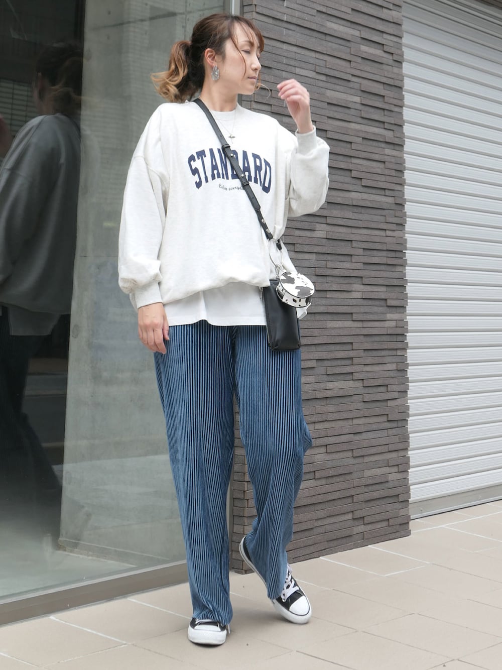 「秋コーデ、オトナカジュアル、カレッジ、スウェット、リラックススタイル、プリーツパンツ、コンバース、corners、秋のコーデ、ベロア、ベロアパンツ」｜「CORNERSのカレッジロゴオーバーサイズトレーナー（スウェット、ベージュ系）」を使った、yuminyさん（レディース・162cm）の夏コーディネートの1枚目の写真