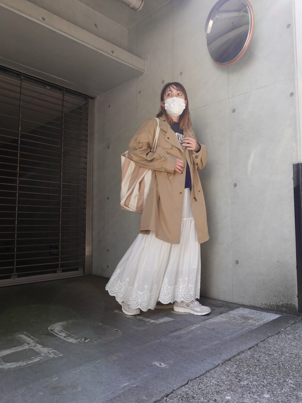 「トートバッグ、春服、オトナカジュアル、ミリタリージャケット、corners、New Balance、レーススカート、春服デビュー宣言、スカートスタイル、プチプラコーデ、ビッグシルエット、プチプラ、大人カジュアル、ジャケット、ロゴスウェット」｜「CORNERSのシャークスキンミディ丈ミリタリーコート（モッズコート、ベージュ系）」を使った、yuminyさん（レディース・162cm）の春コーディネートの1枚目の写真