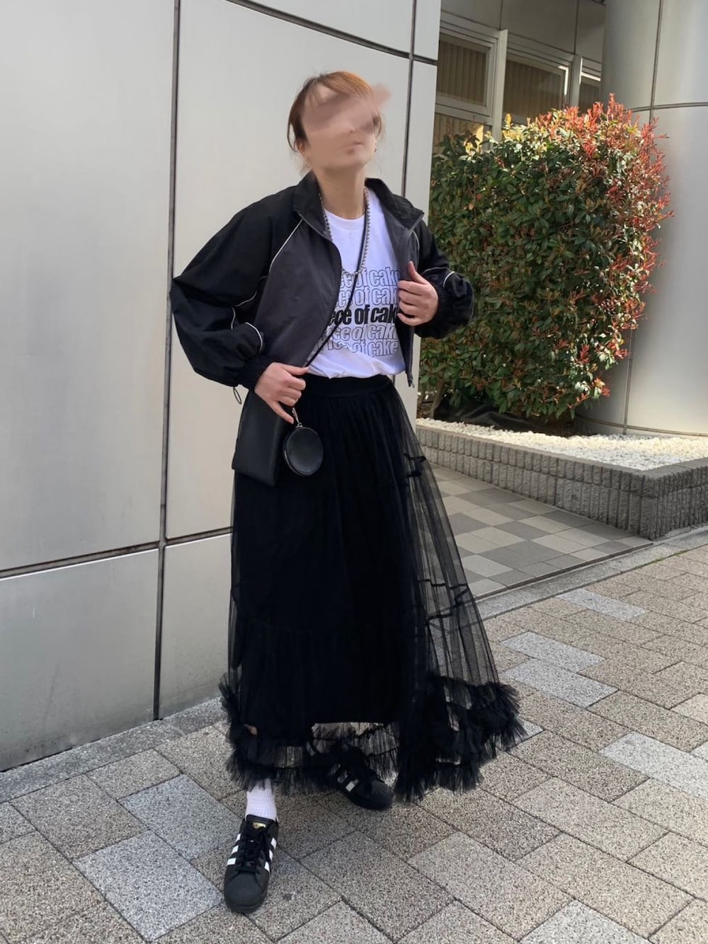 「スニーカー、春アウター、春ファッション、corners、チュールスカート、トラックジャケット、ロゴT、スポーツミックス、モノトーンコーデ」｜「CORNERSのチュールティアードスカート（スカート、ブラック系）」を使った、yuminyさん（レディース・162cm）の春コーディネートの1枚目の写真