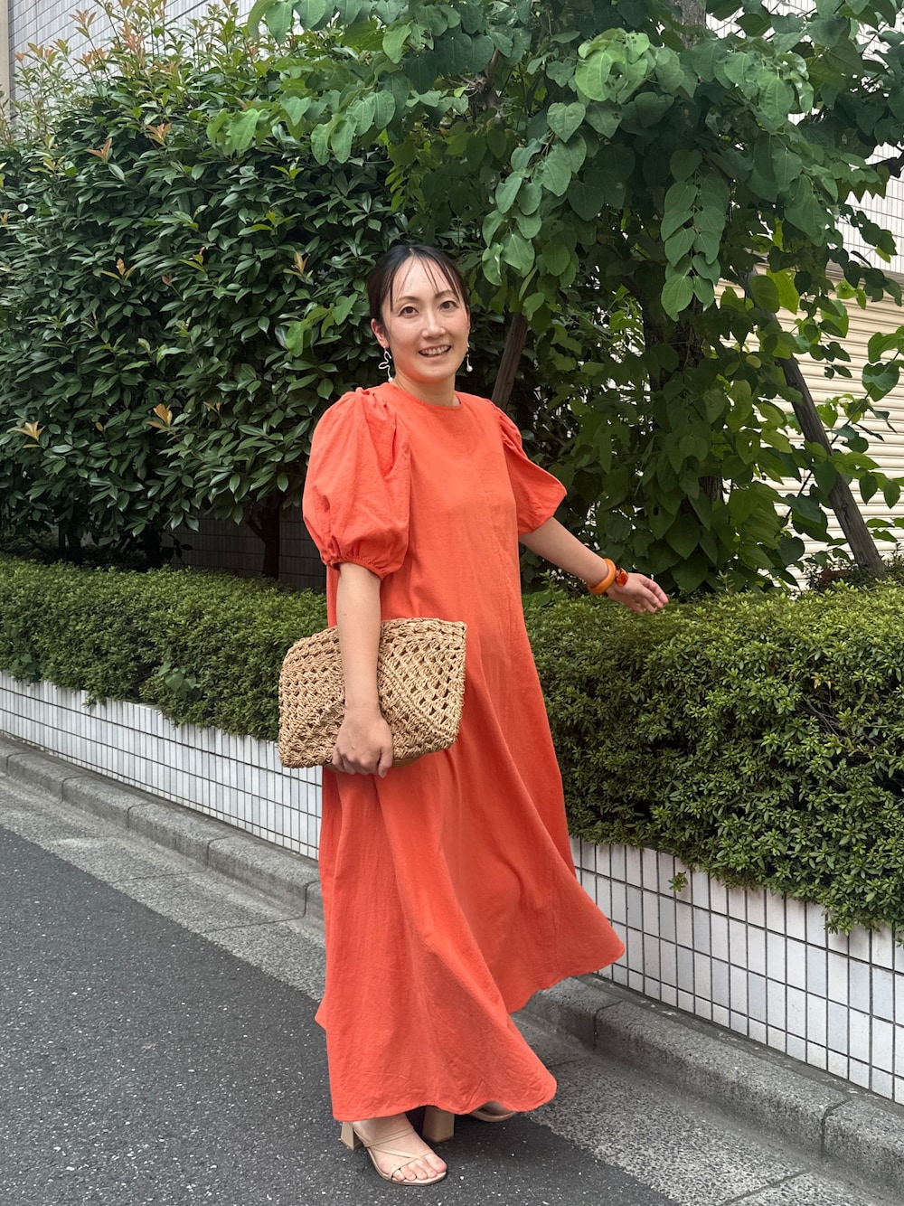 ワンピース（オレンジ系）を使った「パフスリーブ」の人気ファッション